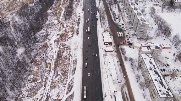 郊区高速公路上的汽车和多层建筑在冬天鸟瞰图