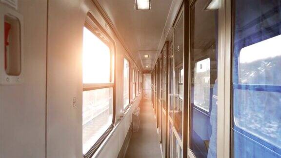 在慢镜头4k旅行时火车客舱的空走廊