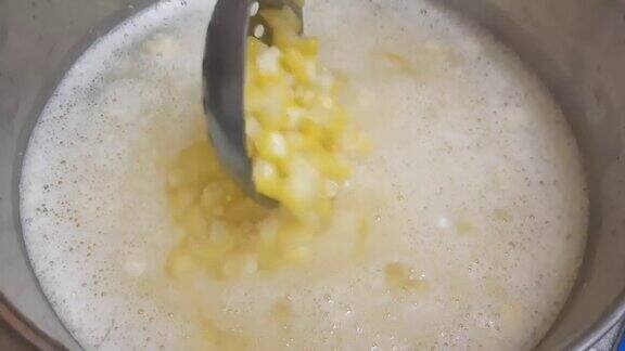 用热水煮甜玉米
