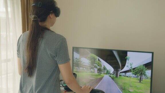 年轻女子在健身房锻炼时使用虚拟现实进行虚拟跑步