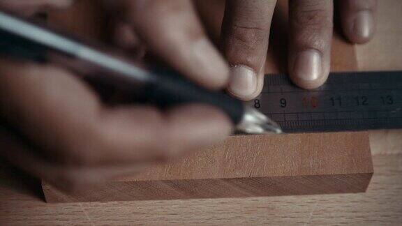 工匠木工精确标记红木销钉的宽度