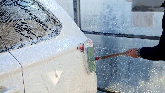 用肥皂泡沫和刷子洗脏车的特写汽车护理运输清洁脏车