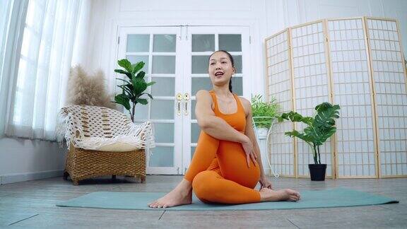 瑜伽教练在线瑜伽坐姿扭转姿势