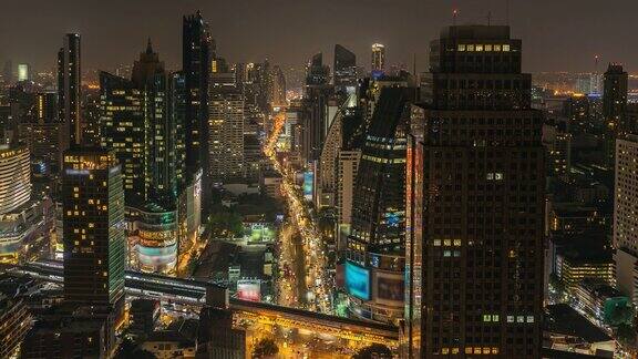 曼谷的夜晚现代城市景观和城市被照亮的摩天大楼和移动的交通灯