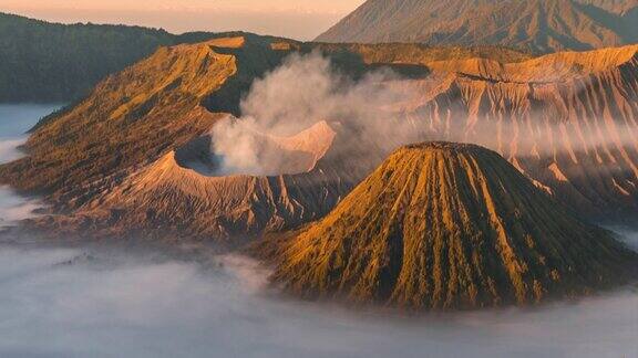 云雾和烟雾的喷发覆盖火山腾格里火山口