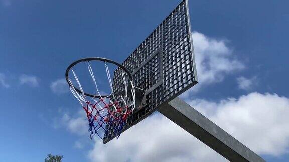 篮球是由金属板弹起而打起来的