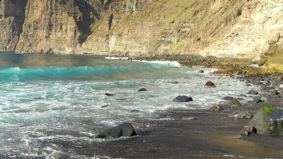 特内里费火山悬崖沿着海岸海湾普拉亚-德-洛斯-奎奥斯与蓝色的海浪