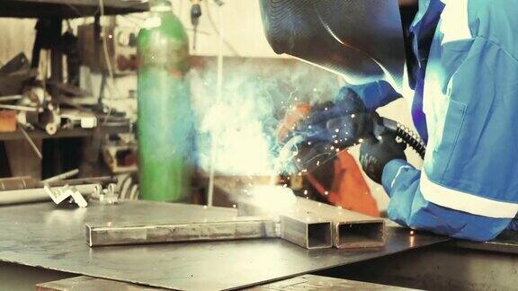 工厂中焊接钢件的焊工