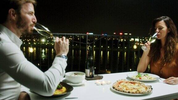 浪漫晚餐中的情侣