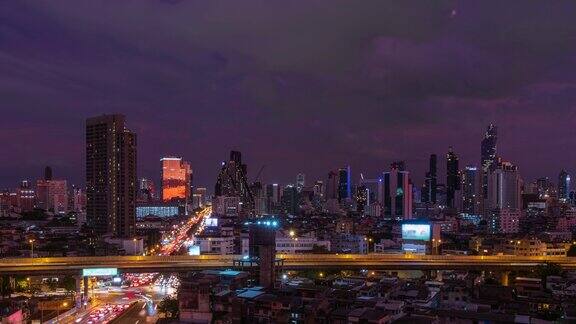 曼谷市中心商务区和高速公路在黄昏时分高楼大厦林立白天到晚上时光流逝