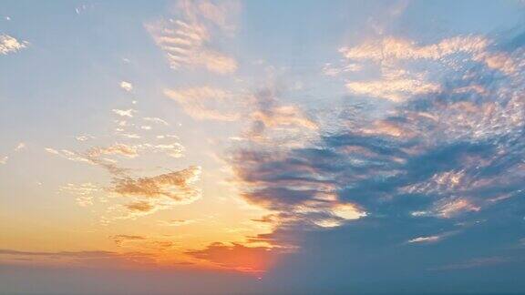 日落时的天空和柔和的火红云