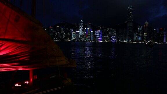 在香港的夜晚红帆舢板船