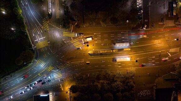 夜间照明苏黎世市中心交通有轨电车站十字路口空中俯视全景延时4k瑞士