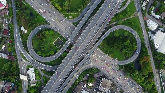 鸟瞰图无限高速公路立交桥与繁忙的城市交通在道路上超速行驶