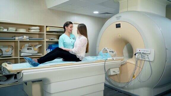 年轻女子在现代诊所做核磁共振检查女病人躺在医疗台机器前断层扫描检查现代医学设备