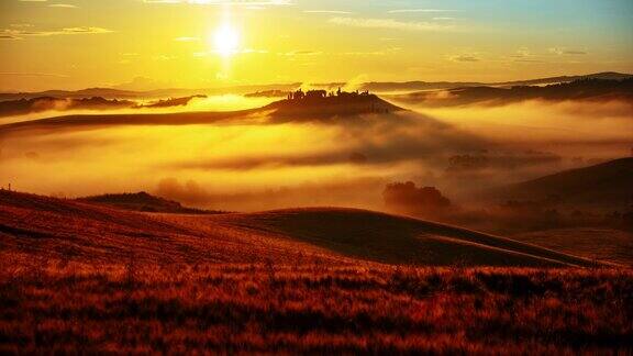时间流逝飘渺的雾移动在宁静的景观在日出