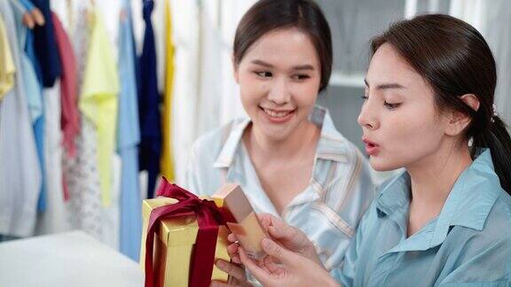 专注于两位美丽的亚洲美容博主正在为购买粉底的客户展示目前的套装两个年轻的亚洲女孩通过视频谈论产品的质量和细节现场蒸化妆品在线销售