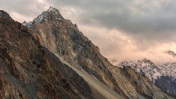 在巴基斯坦罕萨山谷的秋天喀喇昆仑山脉的雪山的壮丽景色