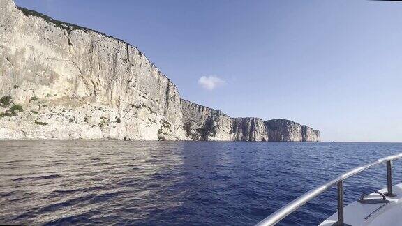 从船上看到地中海海湾清澈湛蓝的海水