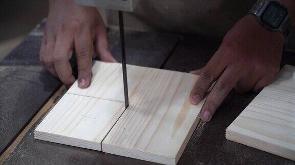 用带锯切木板的人用带锯制作木制工艺品沿直线切割
