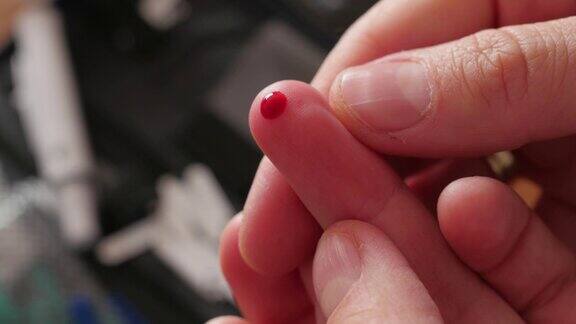 针刺手指测量血糖将血液涂抹在手指上