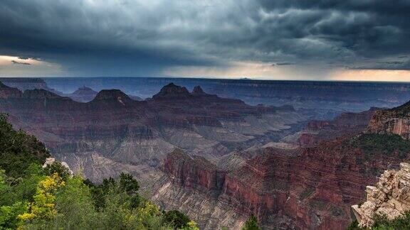 大峡谷北缘雷雨云雨日落全景时移变焦在亚利桑那州美国