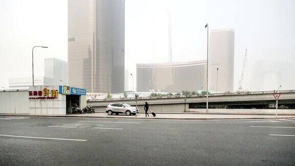 中国北京2014年10月25日:在恶劣的天气下中国北京国贸CBD的标志性建筑远处一片朦胧