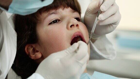 年轻女孩在看牙医