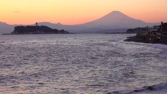 黄昏时分的富士山和叶岛