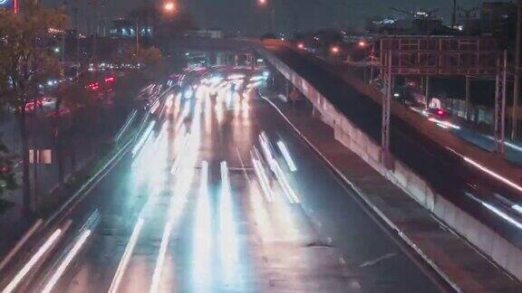 曼谷夜间高峰时段的交通拥堵和高架桥带有城市景观概念的交通