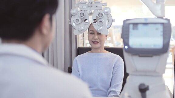 成熟女性在眼科医生的办公室进行眼睛检查