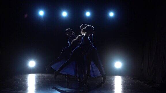 四位经验丰富的优雅芭蕾舞者跳现代芭蕾的慢动作