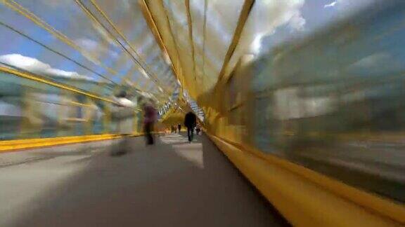 走在横跨河上的现代化人行天桥上配有360度摄像头定时拍摄