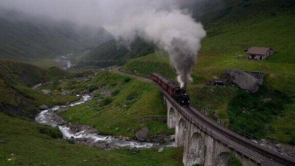 老式蒸汽火车在瑞士阿尔卑斯山