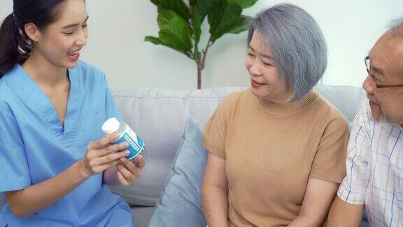 一位亚洲老人坐在沙发上听一位年轻的亚洲护士讲解这种药物