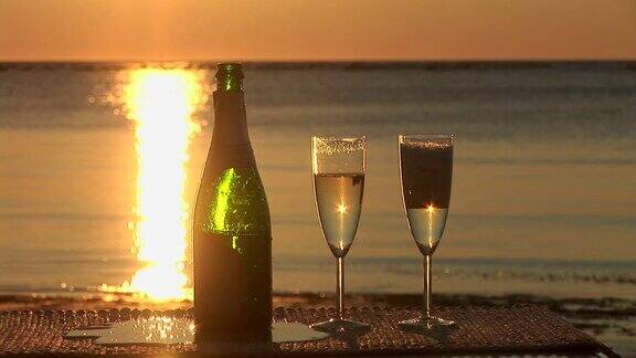沙滩上的香槟