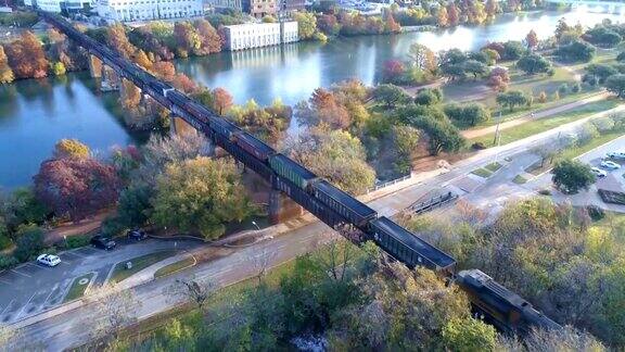 德克萨斯州奥斯汀货运火车穿过科罗拉多河首都市区城市景观