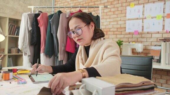 亚洲女性时装设计师通过构思草图来设计服装