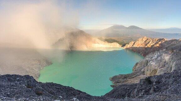 卡瓦伊真火山火山口的延时日出景象卡瓦伊真火山是复合火山硫磺矿是印度尼西亚东爪哇Banyuwangi摄政的著名旅游景点