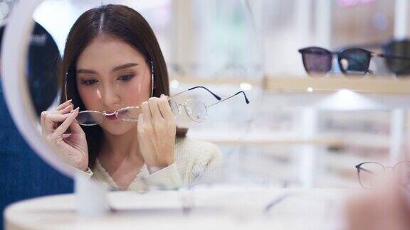 亚洲成年情侣在验光店选购眼镜