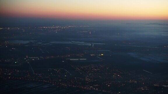 荷兰阿姆斯特丹市黄昏时飞机鸟瞰图