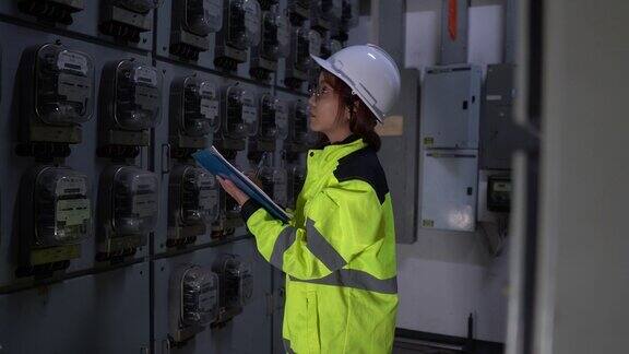 电气工程师检查高压电控柜