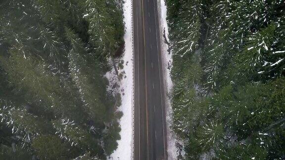 森林道路空中背景雪雾云