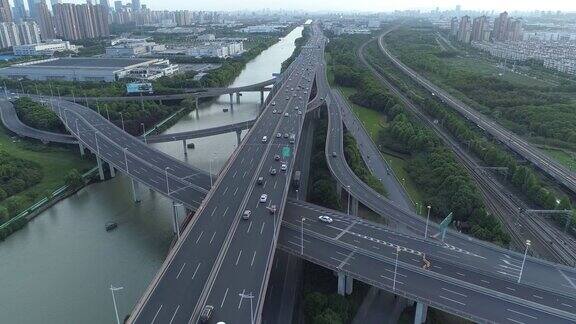 无人机的高速公路多层次交叉道路与移动的汽车在日落汽车在多层路口行驶是城市苏州城市中国