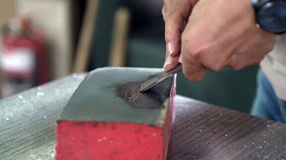 使用磨刀石作为削木工具