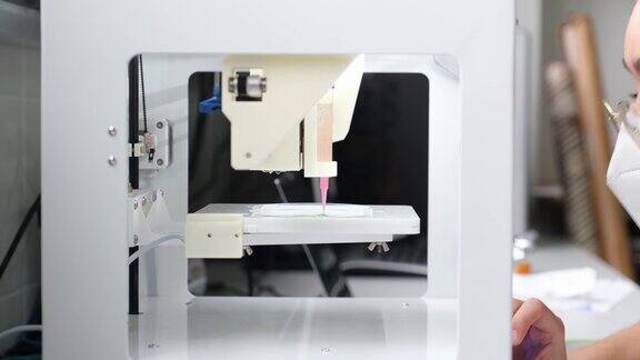 研究人员调整3D生物打印机将细胞3D打印到电极上4k的视频