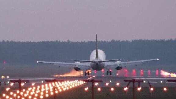 飞机在机场跑道上降落特写镜头