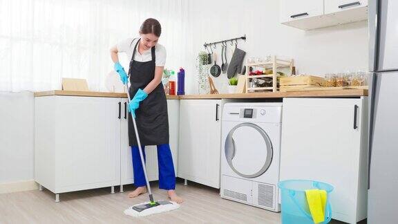 亚洲主动清洁服务女工清洁厨房和家庭美丽的年轻女孩管家清洁工感到高兴在地板上拖地工作家务或家务在家里