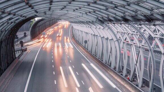 延时拍摄汽车交通城市高速公路波兰华沙的未来高速公路隧道大量的汽车快速行驶繁忙的现代道路晚高峰时间过去了