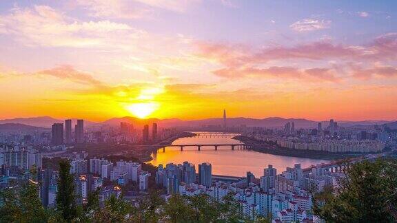 韩国首尔早晨的风景和金色的阳光照耀着城市